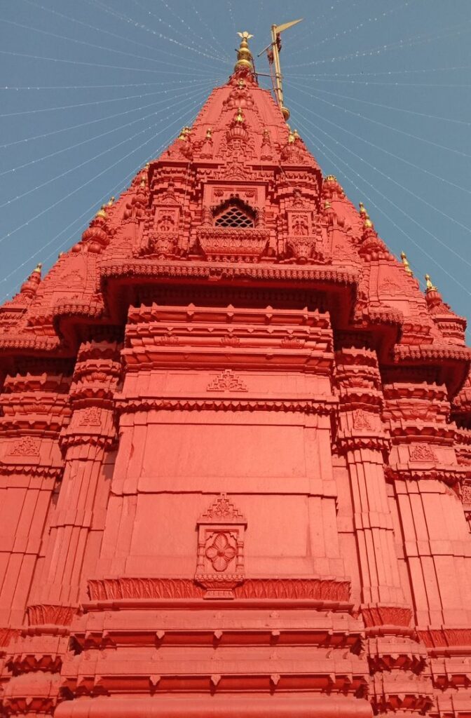 discover the serene durga kund in varanasi with this beautiful image. perfect for your trip from delhi to varanasi by cab, it's a must see among varanasi tourist places.